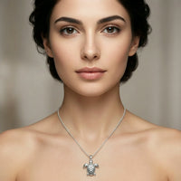 Sara Grace Jewelry - Foto Prodotto Ciondolo Tartarughina Argento 925 Indossato con Catenina 45 cm