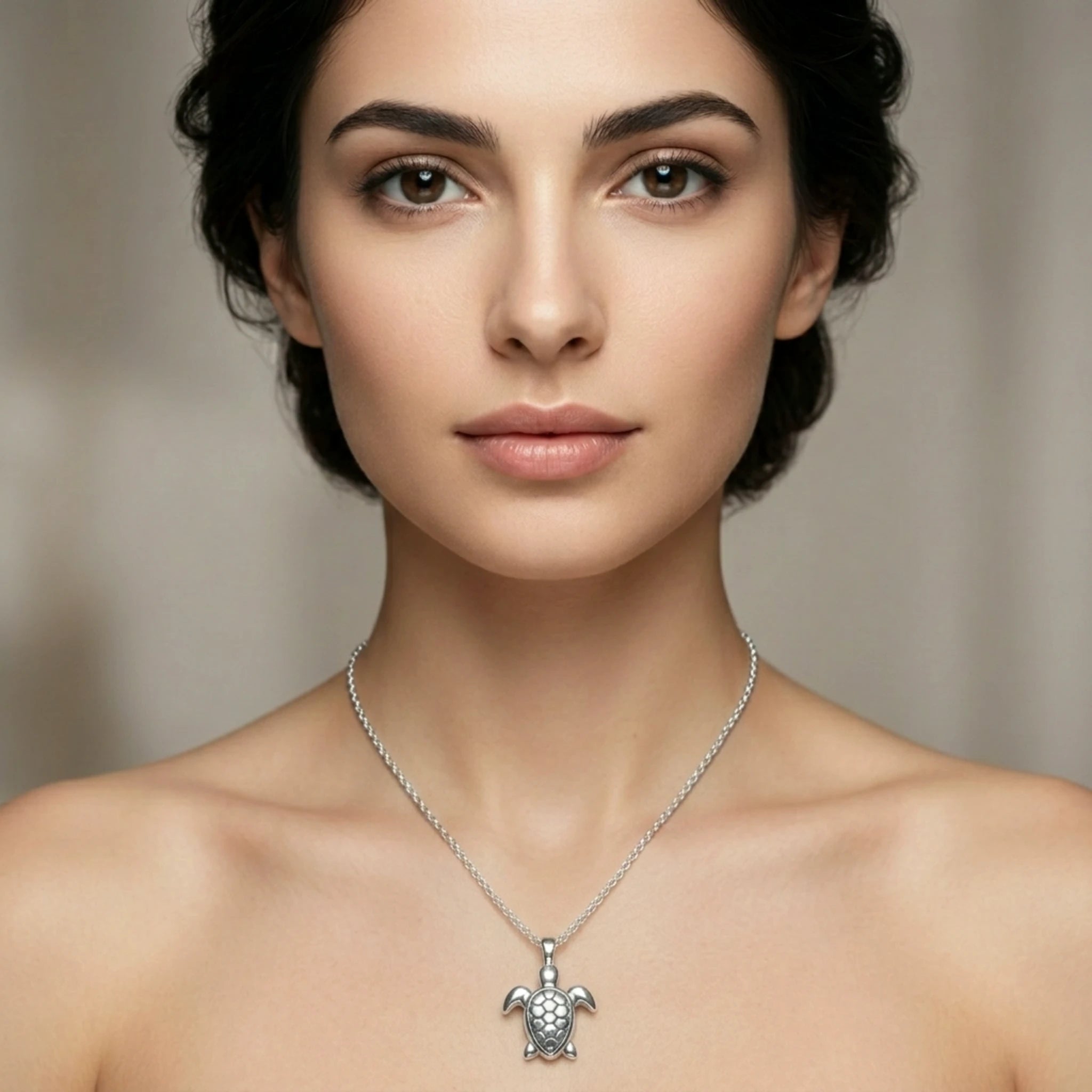 Sara Grace Jewelry - Foto Prodotto Ciondolo Tartarughina Argento 925 Indossato con Catenina 45 cm