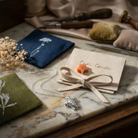Sara Grace Jewelry ciondolo artigianale in argento 925 a forma di tartaruga – gioiello fatto a mano vista frontale su packaging