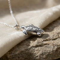 Sara Grace Jewelry ciondolo artigianale in argento 925 a forma di tartaruga – gioiello fatto a mano vista laterale