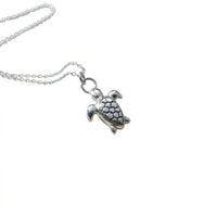 Sara Grace Jewelry - Foto Prodotto Ciondolo Tartarughina Su Sfondo Bianco