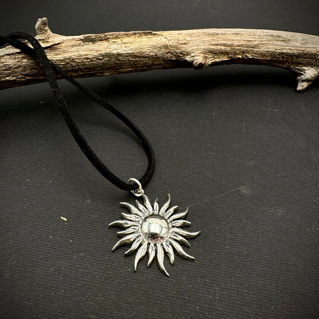 Sara Grace Jewelry ciondolo in argento 925 sole vista dall alto – gioiello estivo artigianale 