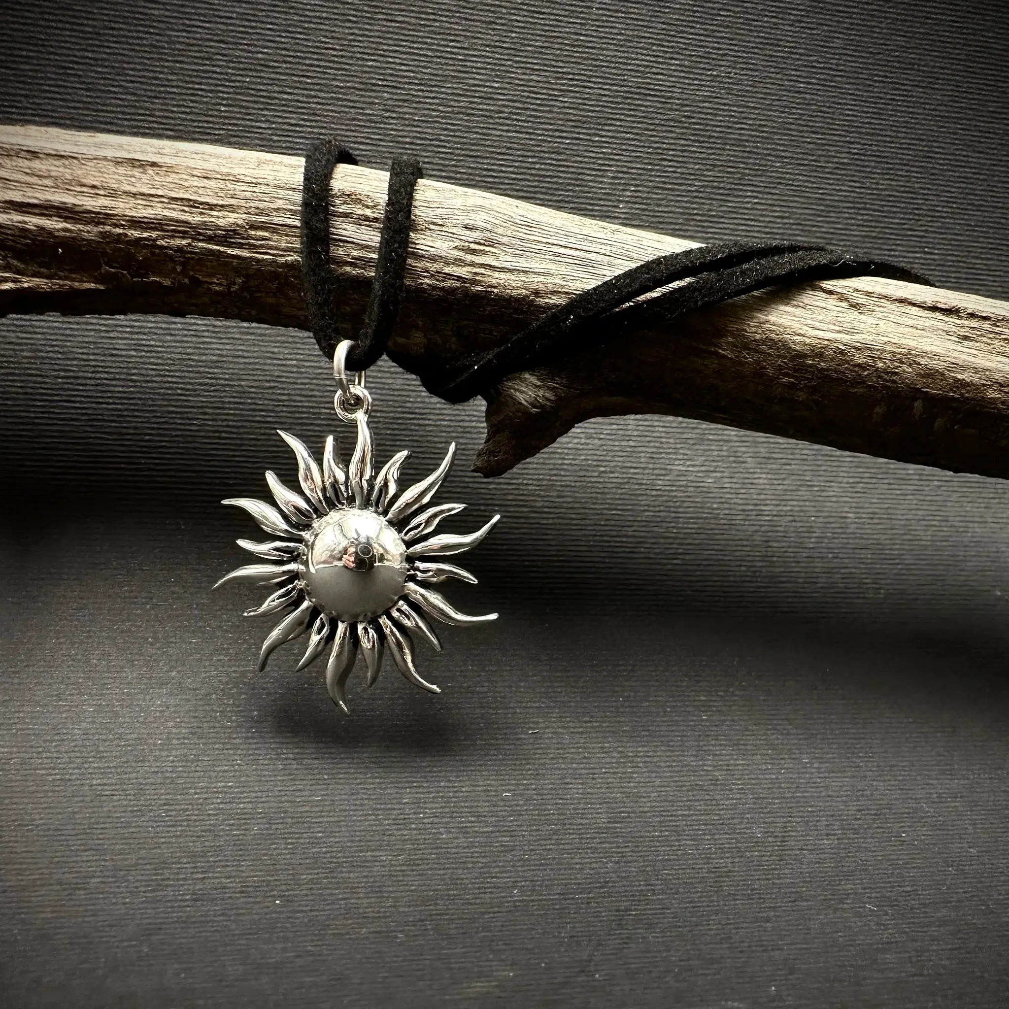 Sara Grace Jewelry ciondolo artigianale in argento 925 a forma di sole – gioiello estivo fatto a mano