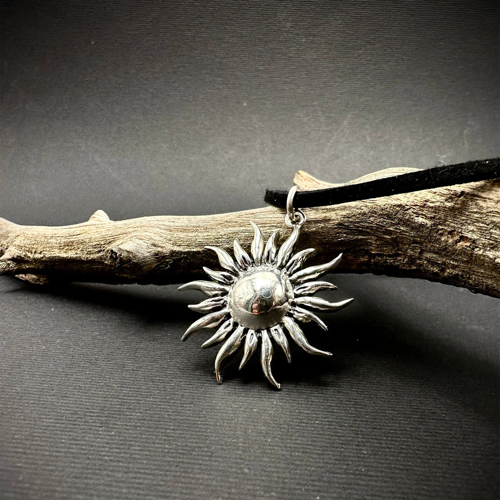 Sara Grace Jewelry ciondolo in argento 925 sole dettaglio frontale – gioiello estivo artigianale 