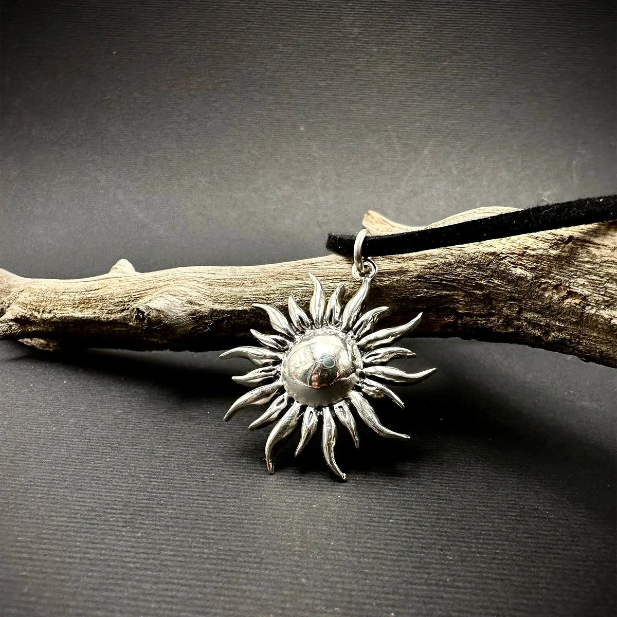 Sara Grace Jewelry ciondolo in argento 925 sole dettaglio frontale – gioiello estivo artigianale
