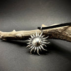 Sara Grace Jewelry ciondolo in argento 925 sole dettaglio frontale – gioiello estivo artigianale 