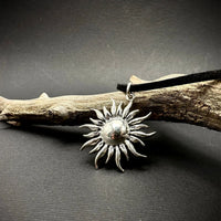 Sara Grace Jewelry ciondolo in argento 925 sole dettaglio frontale – gioiello estivo artigianale