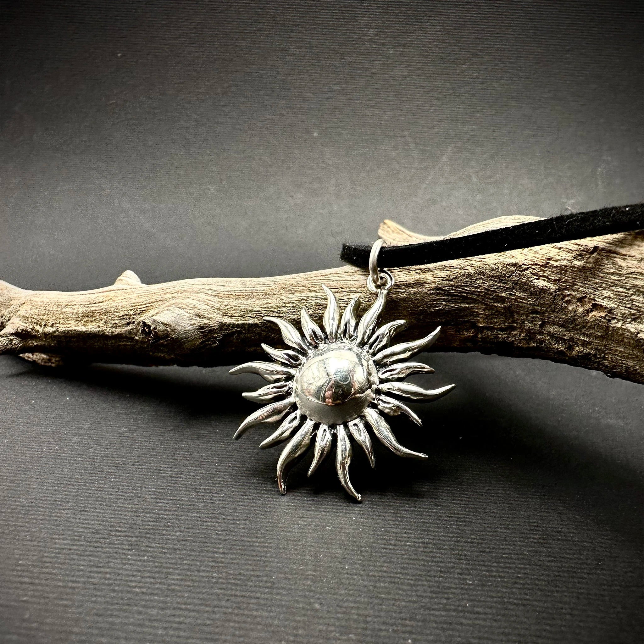 Sara Grace Jewelry ciondolo in argento 925 sole dettaglio frontale – gioiello estivo artigianale 