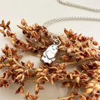 Sara Grace Jewelry ciondolo artigianale in argento 925 a forma di fantasma – gioiello Halloween fatto a mano