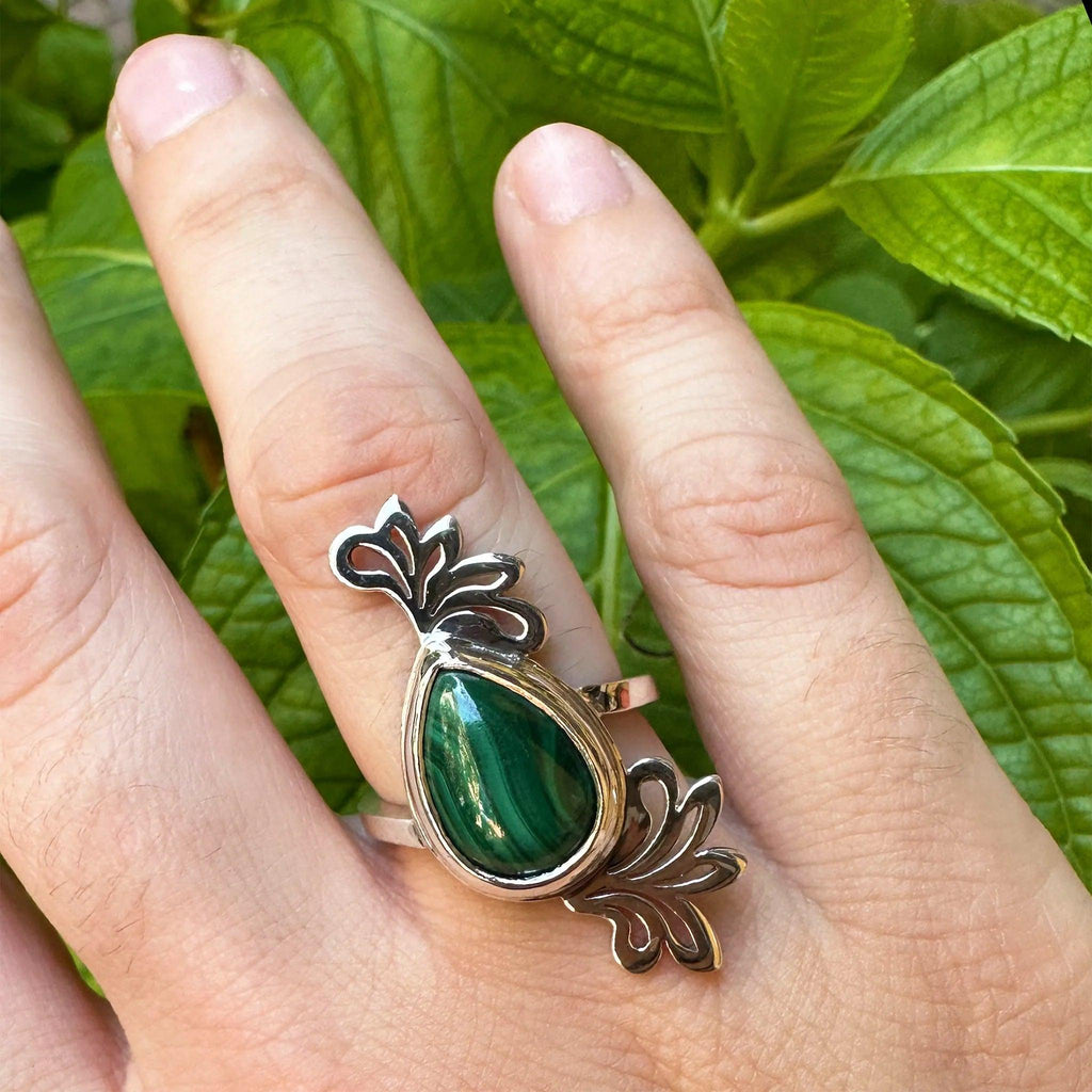 Sara Grace Jewelry anello foglia in argento 925 con malachite indossato – gioiello nature inspired 