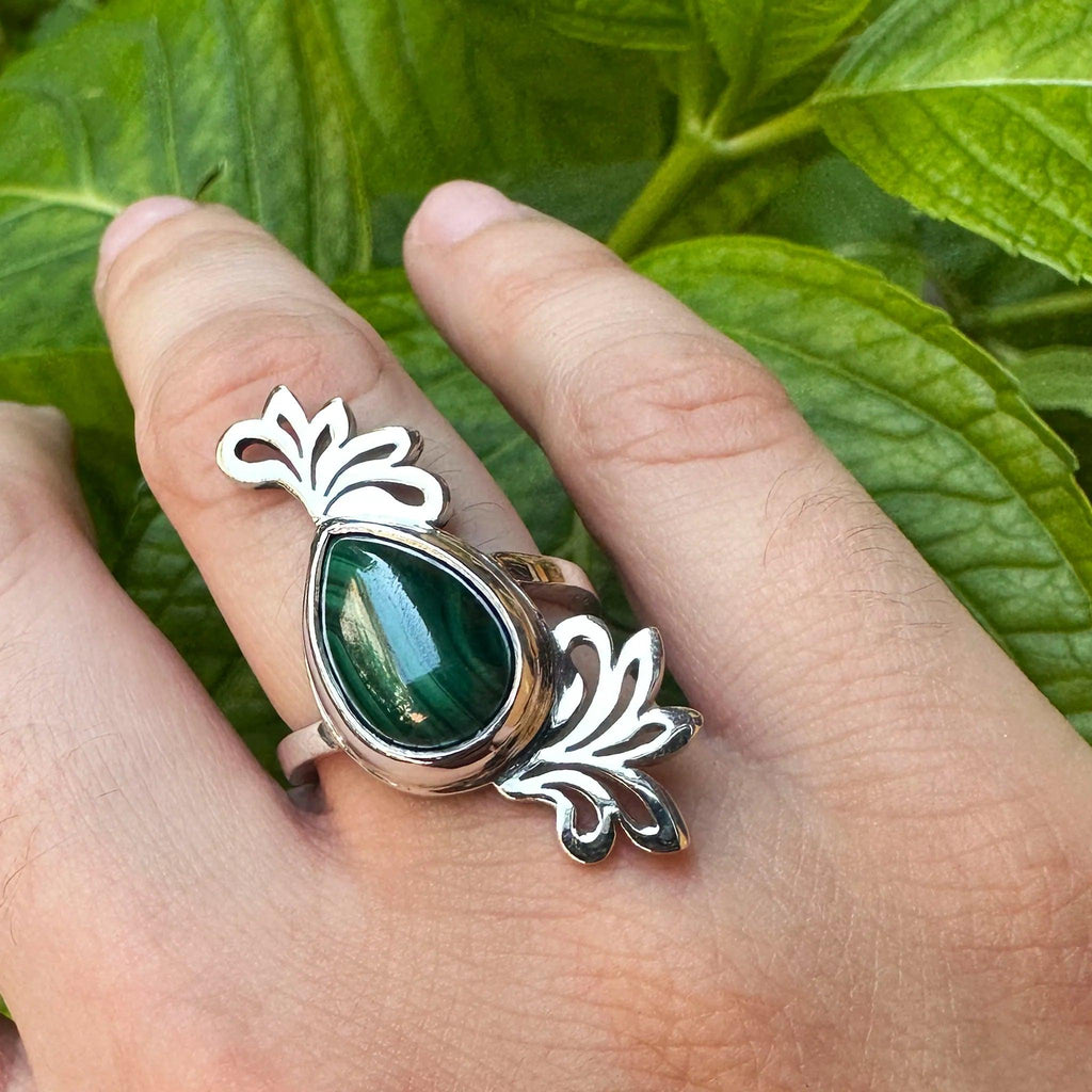 Sara Grace Jewelry anello foglia in argento 925 con malachite indossato lifestyle – gioiello artigianale 