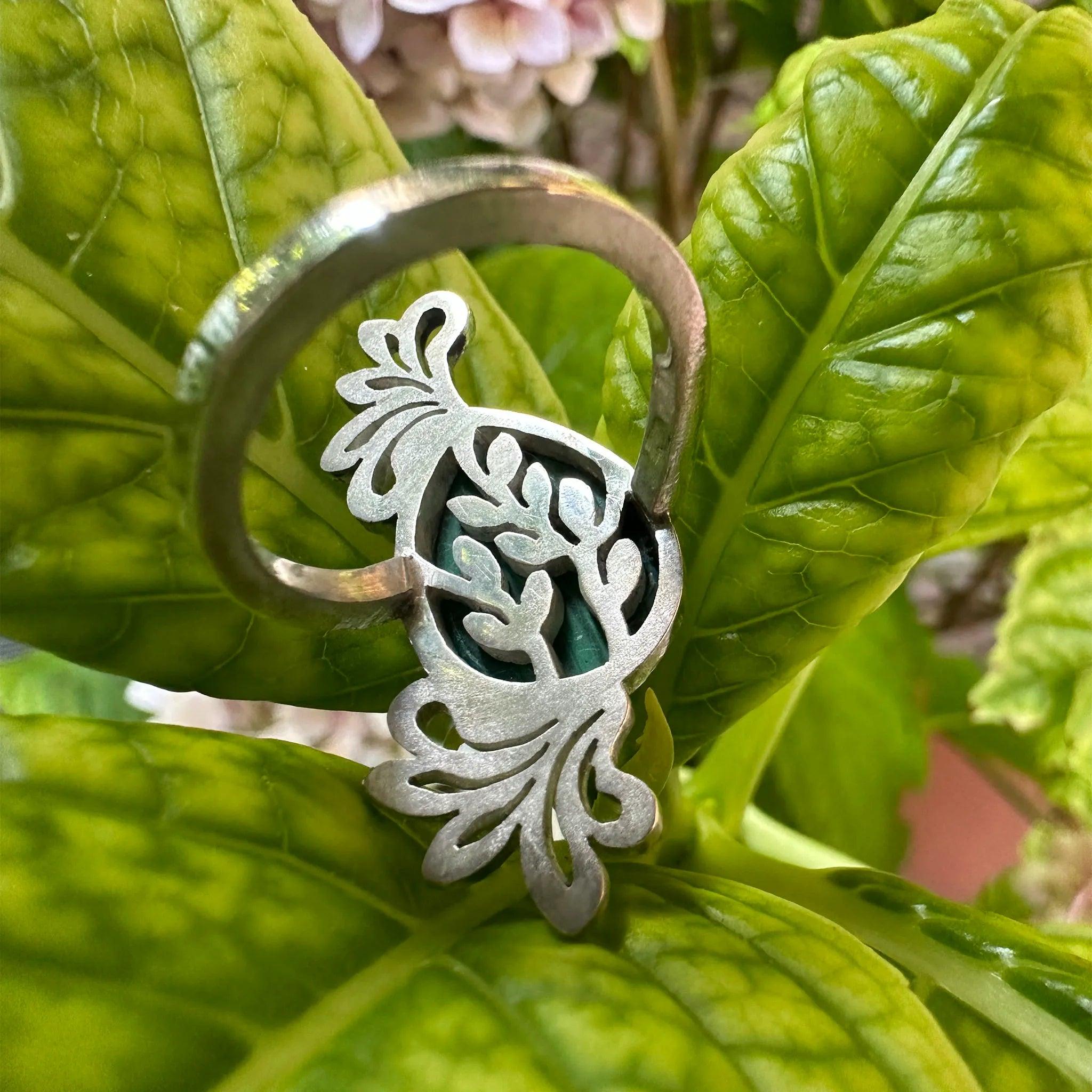 Sara Grace Jewelry anello foglia in argento 925 con malachite vista retro – gioiello artigianale 