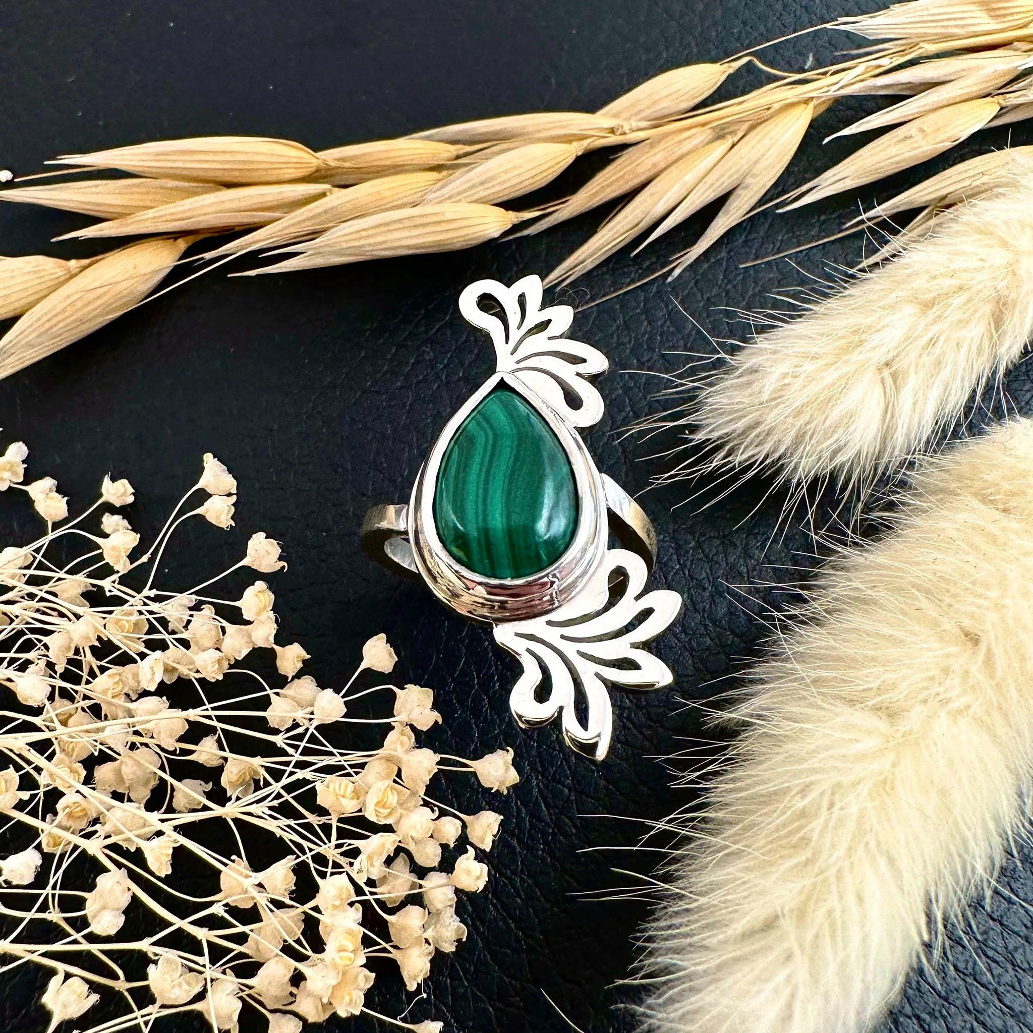 Sara Grace Jewelry anello foglia in argento 925 con malachite dettaglio frontale – gioiello artigianale 