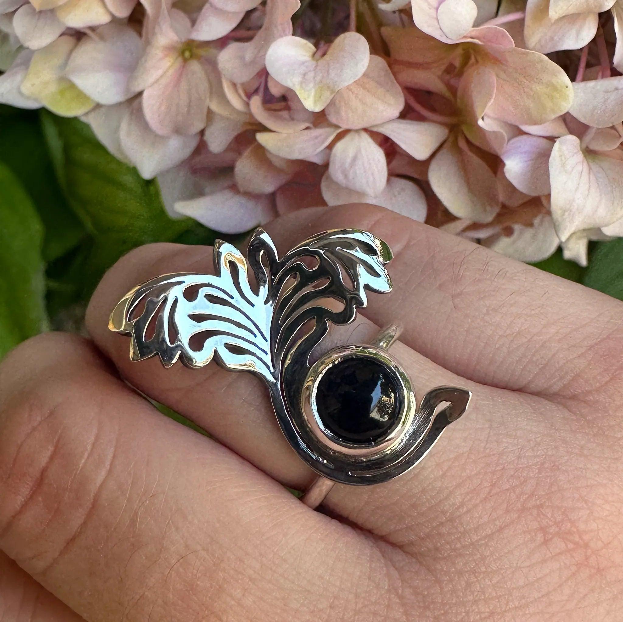 Sara Grace Jewelry anello in argento 925 manta con pietra indossato lifestyle – gioiello artigianale 