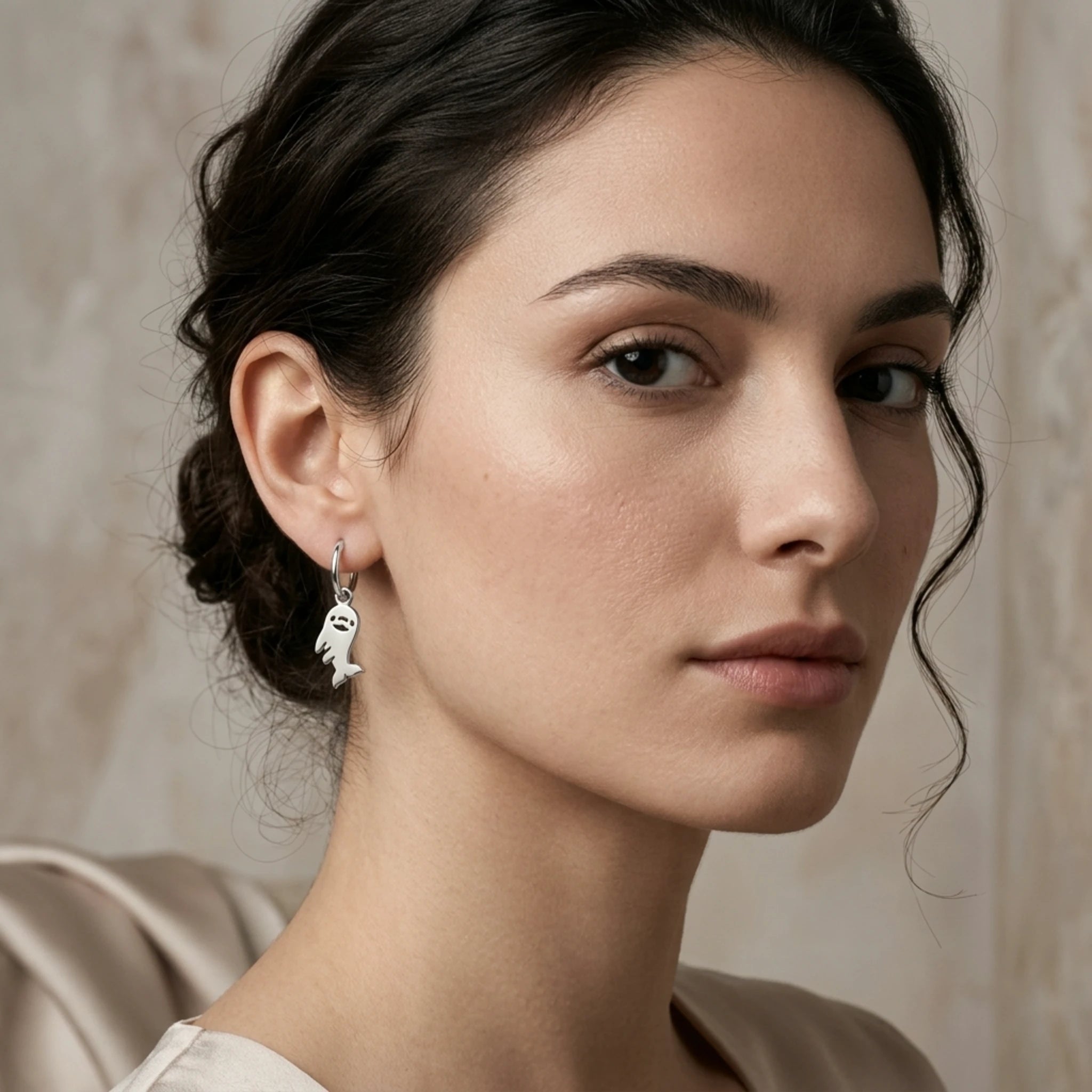 Sara Grace Jewelry - Foto Prodotto Orecchino Delfino Argento 925 Indossato