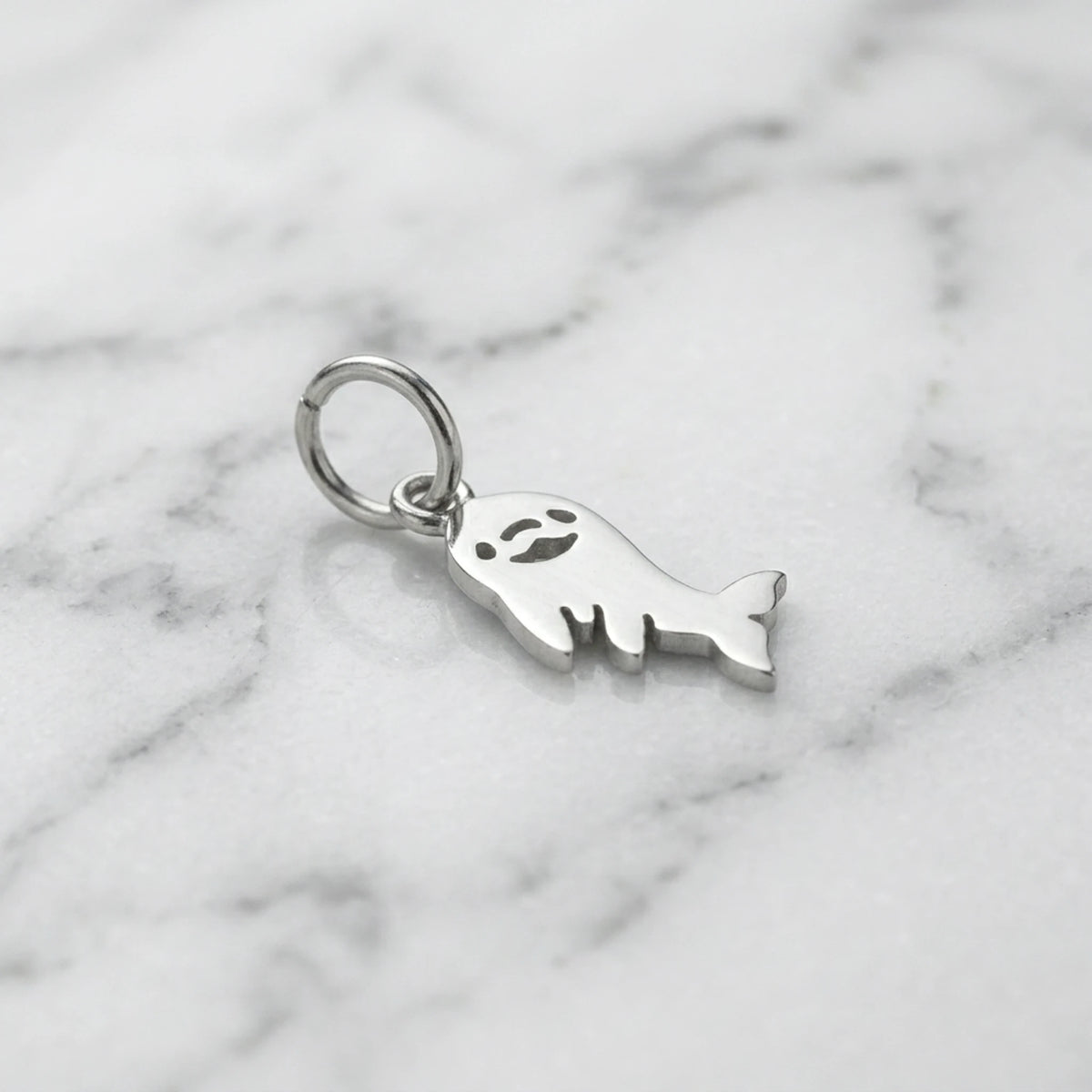 Sara Grace Jewelry orecchini artigianali in argento 925 a forma di delfino – gioiello fatto a mano vista laterale