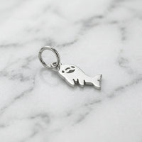 Sara Grace Jewelry orecchini artigianali in argento 925 a forma di delfino – gioiello fatto a mano vista laterale