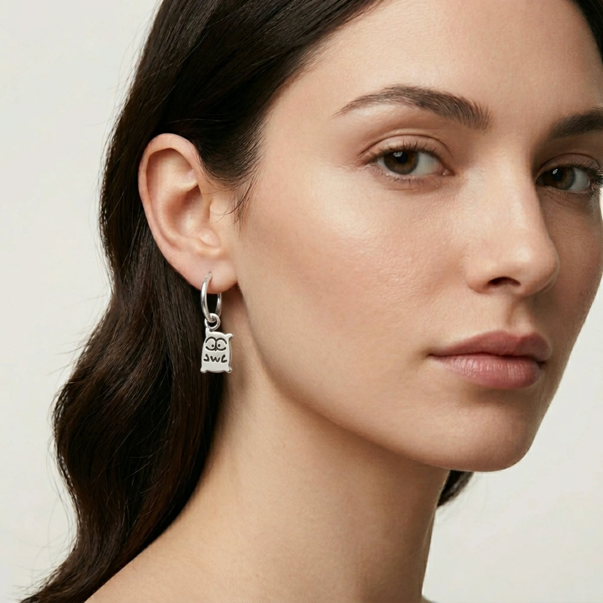 Sara Grace Jewelry - Foto Prodotto Orecchino Gufo Argento 925 Indossato