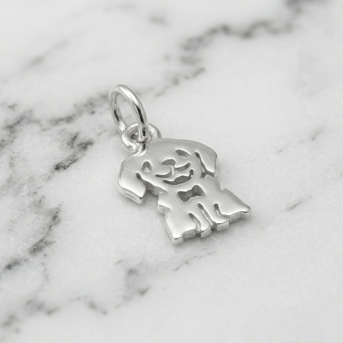 Sara Grace Jewelry orecchini artigianali in argento 925 a forma di labrador – gioiello fatto a mano vista laterale