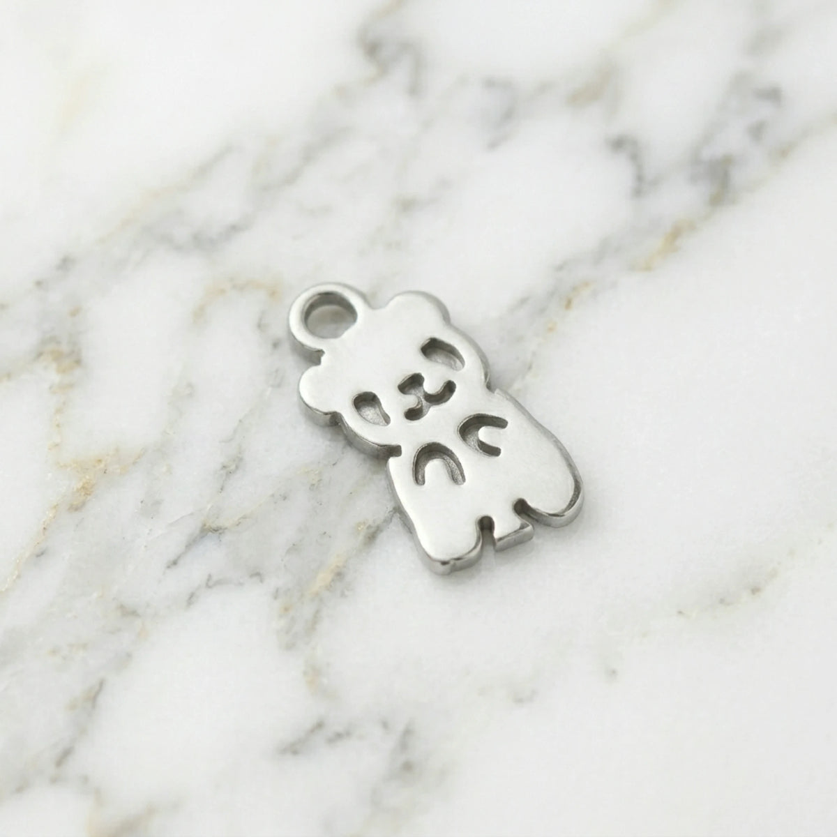 Sara Grace Jewelry orecchini artigianali in argento 925 a forma di panda – gioiello fatto a mano vista laterale
