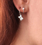 Sara Grace Jewelry orecchini in argento 925 bulldog indossati – gioiello artigianale 
