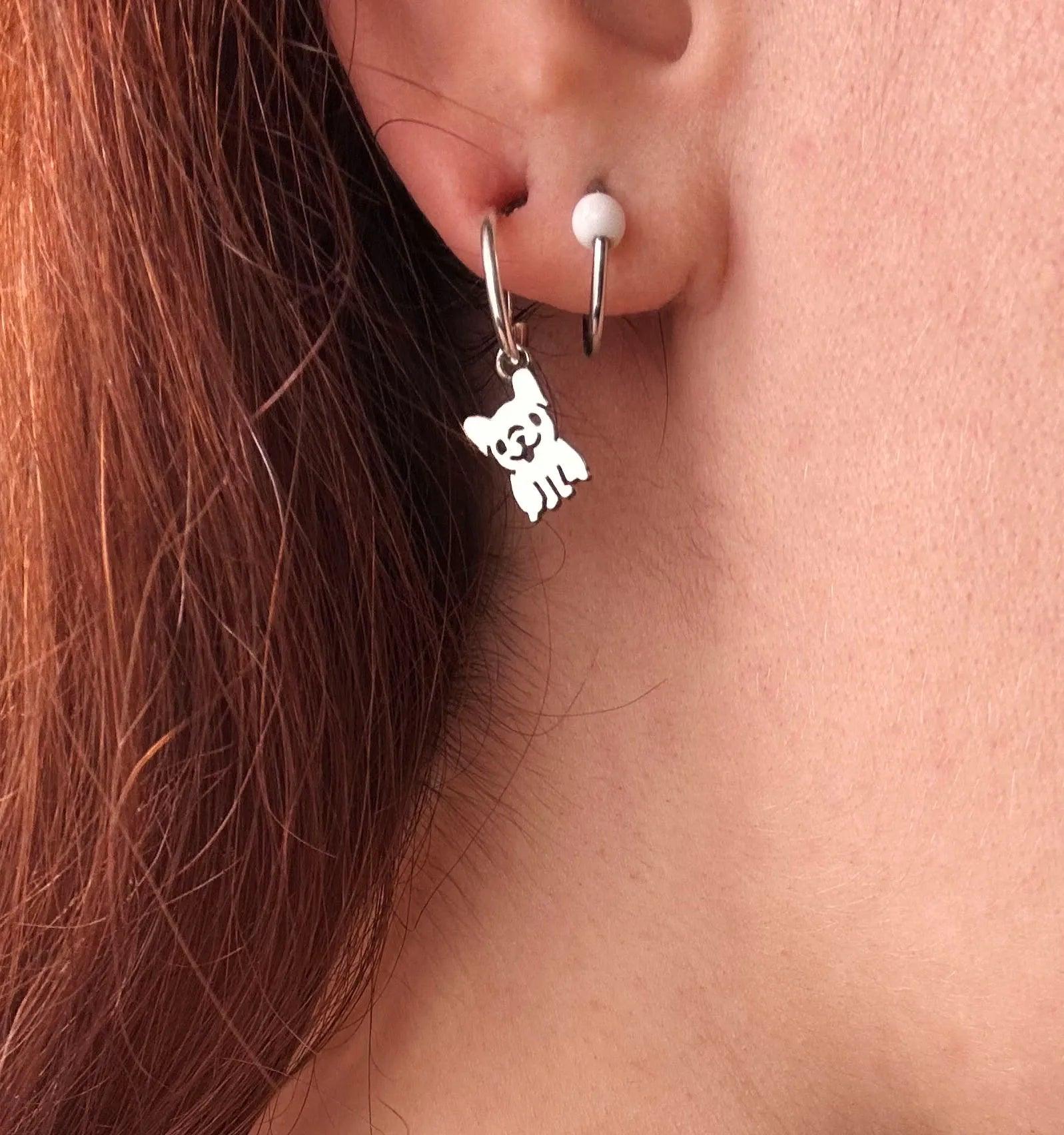 Sara Grace Jewelry orecchini in argento 925 bulldog indossati – gioiello artigianale 