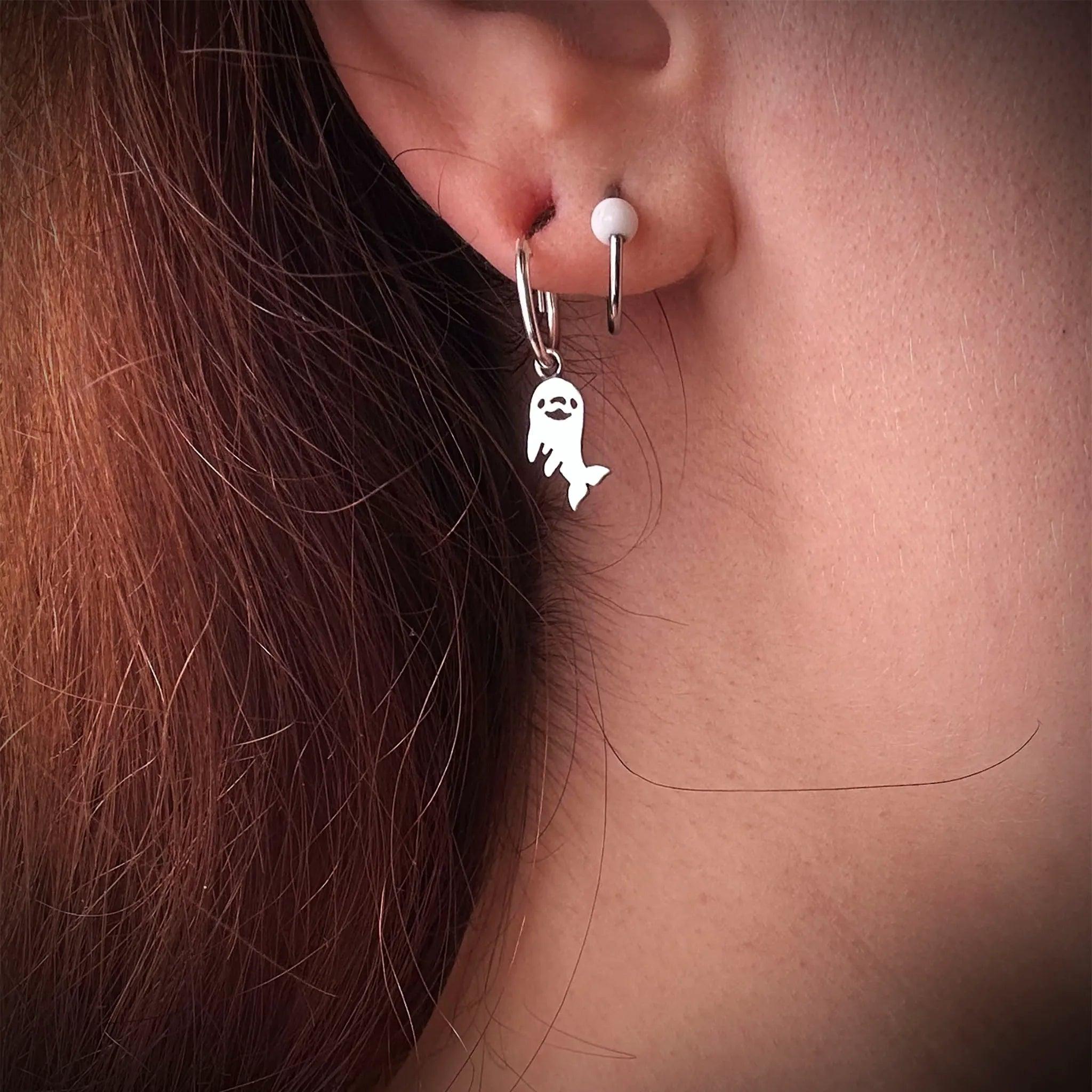 Sara Grace Jewelry orecchini in argento 925 delfino indossati – gioiello artigianale 