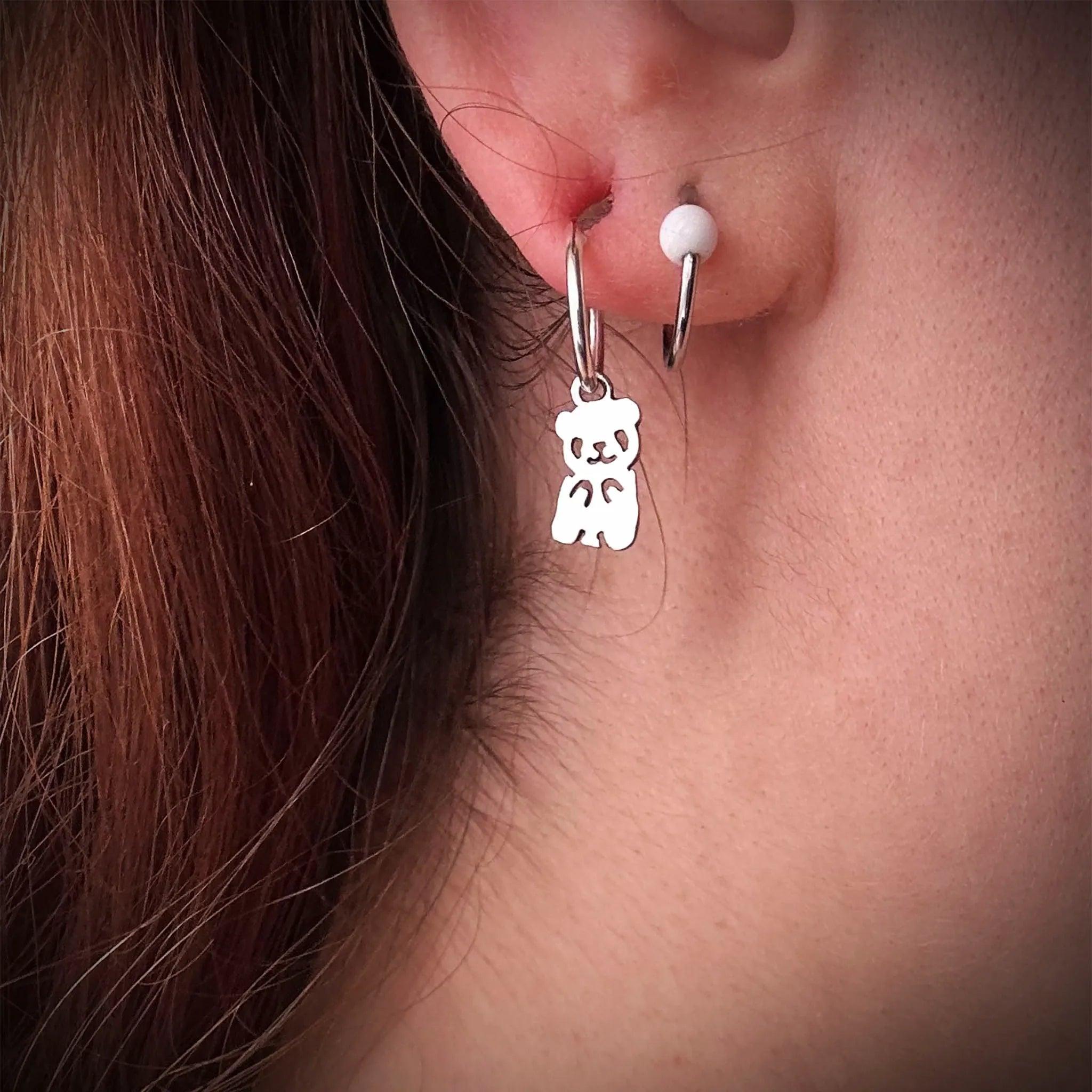 Sara Grace Jewelry orecchini in argento 925 panda indossati – gioiello artigianale 