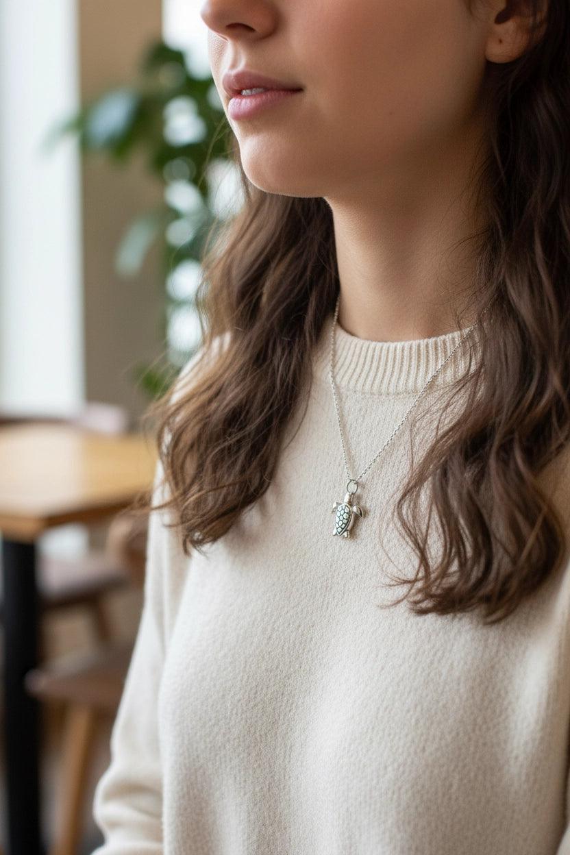 Ragazza universitaria indossa ciondolo tartarughina